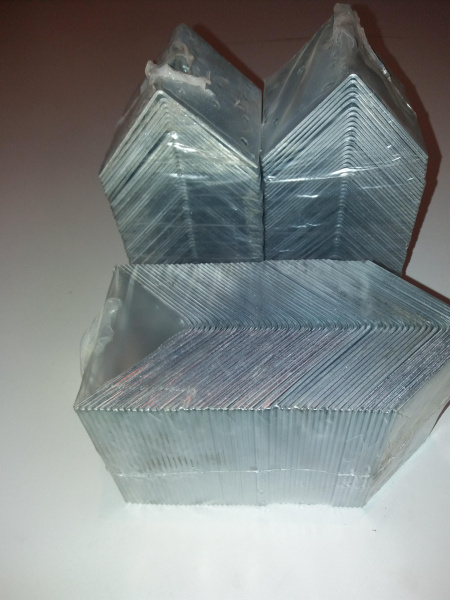 Крепежный уголок равносторонний перфорированный KUR 80х80х100х2 мм