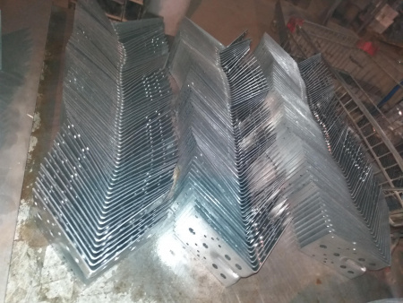 Крепёжный уголок оцинкованный перфорированный KU 130х130х100х2 мм