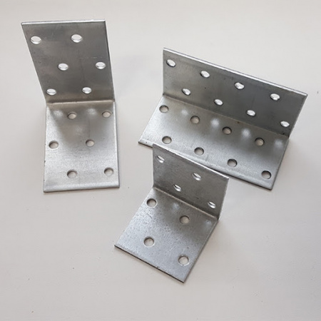 Крепежный уголок равносторонний перфорированный KUR 40х40х140х2 мм