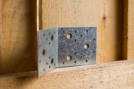 Крепежный уголок под 135 градусов KUS 90х90х65х2 мм