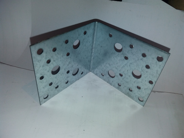 Крепёжный уголок оцинкованный перфорированный KU 105х105х90х2 мм